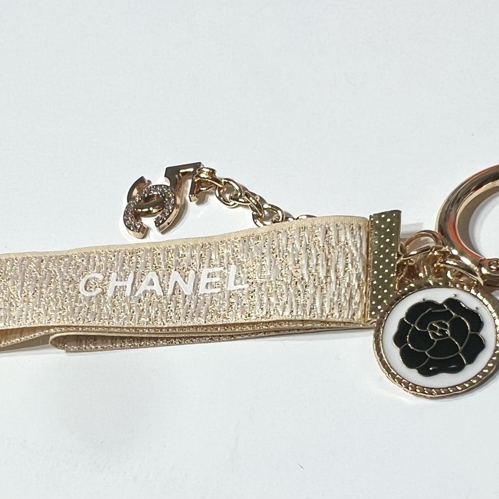 CHANEL Cream and Gold Key Holder - Bag Charm NIB - Picture 11 of 13